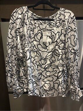 White House Black Market NWT Black & White Floral Long-Sleeve Blouse stunning!